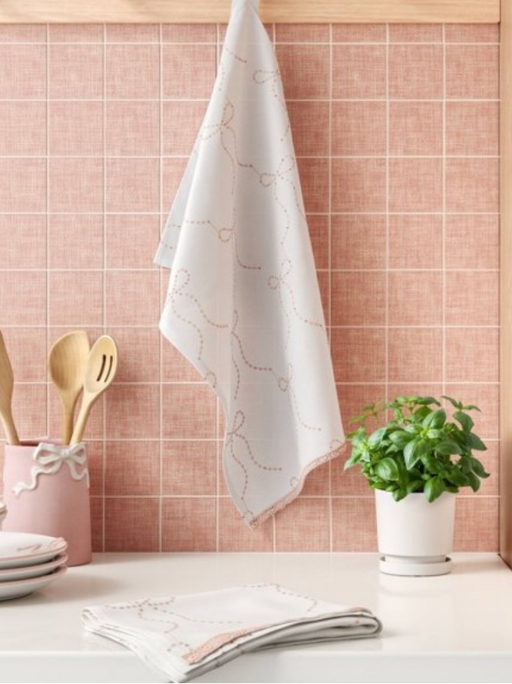 ROOM ESSENTIALS NWT 2pk Bow with Lace Trim Kitchen Towels